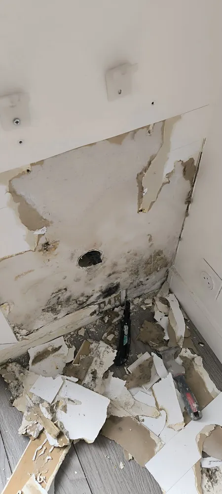 Mur abîmé, remis à neuf : avant