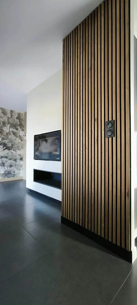 Claustra en bois devant un mur gris anthracite