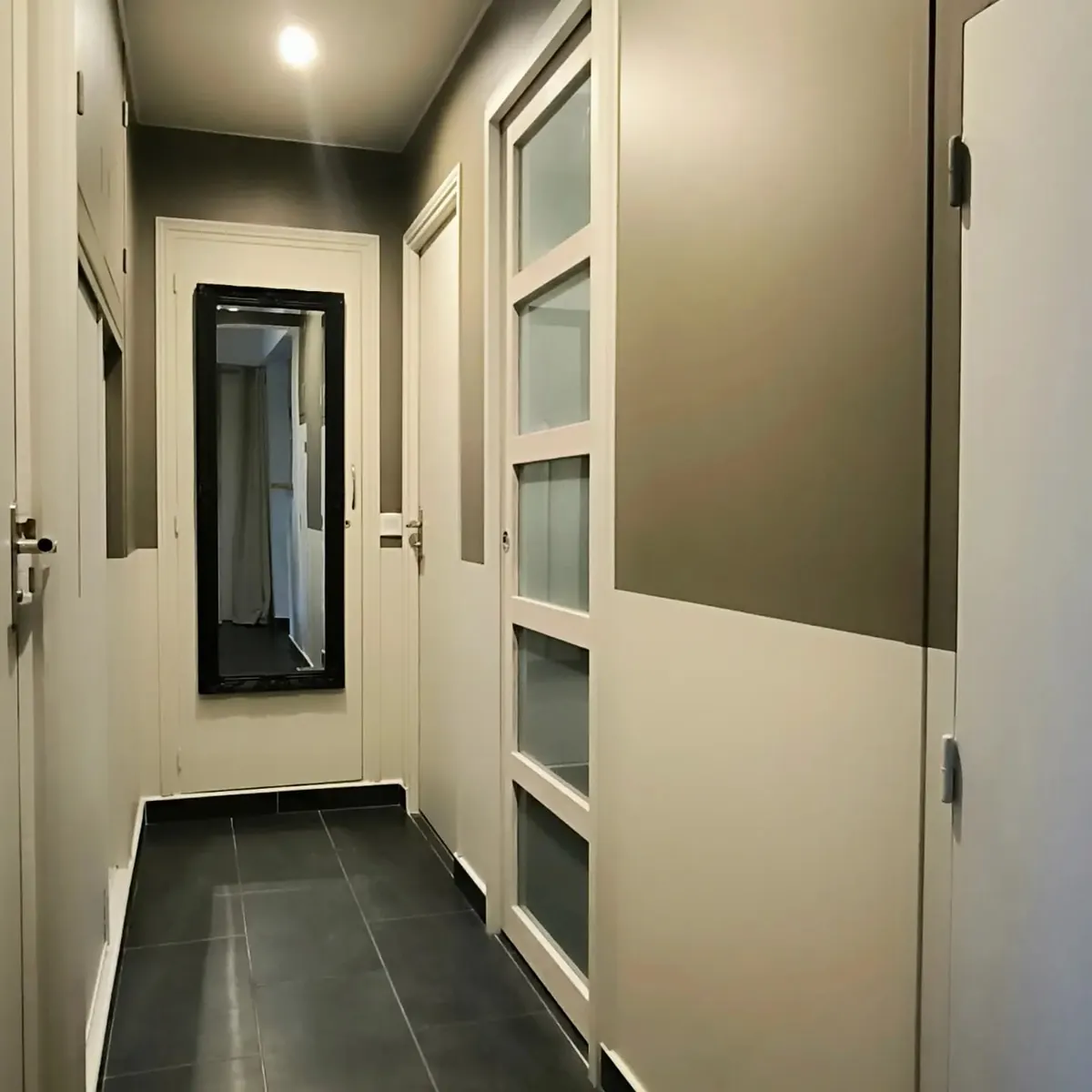 Couloir peint en taupe et blanc