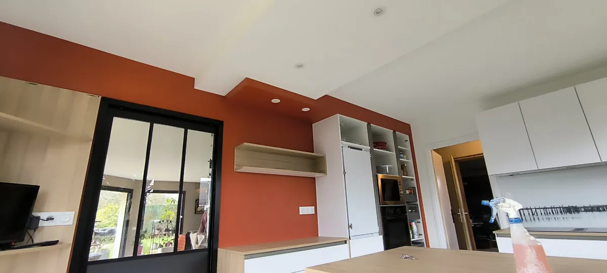 Cuisine ouverte avec un mur terracotta