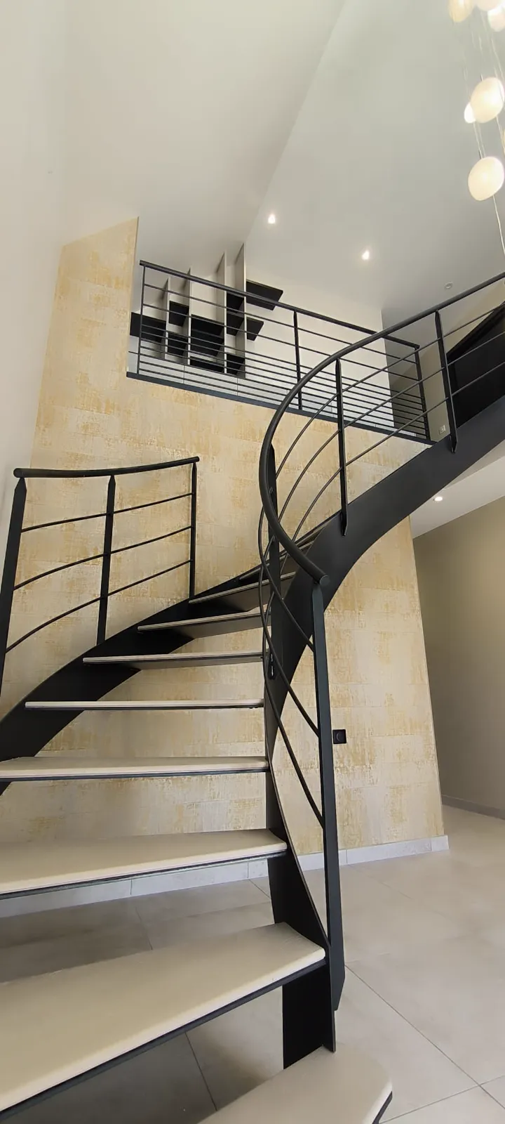 Papier peint haut de gamme posé derrière un escalier métallique